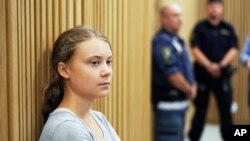 Aktivis iklim Greta Thunberg dari Swedia menunggu sidang di pengadilan di Malmo, Swedia, Senin, 24 Juli 2023. ( AP/Pavel Golovkin)