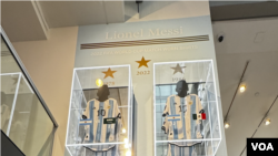 Las camisetas de Lionel Messi son exhibidas en Sotheby’s de Nueva York, Estados Unidos.