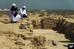 آثار قدیمہ کے ماہرین ام القیوین کے جزیرے سینیہ کے قصبے کی باقیات کا معائنہ کررہے ہیں۔ 20 مارچ 2023