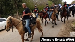 Muchos de los jinetes usaban camisetas pidiendo el regreso a casa del joven Idam Shtivi.