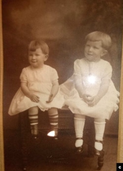Мэри Барнс (слева) со старшей сестрой Долорес, приблизительно 1922 г. (Courtesy: Martha Barnes)