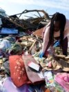 Žena pretražuje stvari na mjestu kuće člana obitelji nakon što je tornado uništio imanje dva dana ranije, u Rolling Forku, Mississippi, 26. marta 2023.