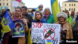 La gente participa en una manifestación contra el conflicto Rusia-Ucrania, mientras se celebra la Conferencia de Seguridad de Munich (MSC), en Munich, Alemania, el 17 de febrero de 2024. [Foto: Archivo/Reuters]. 