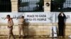 Izviđači postavljaju transparente podrške Gazi, ispred crkve Rođenja, na dan posjete latinskog patrijarha Jerusalima, Pierbattista Pizzaballa Starom gradu u Betlehemu za božićne događaje, u Betlehemu, na Zapadnoj obali koju su okupirali Izrael, 24. decembar 2023.