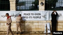 Izviđači postavljaju transparente podrške Gazi, ispred crkve Rođenja, na dan posjete latinskog patrijarha Jerusalima, Pierbattista Pizzaballa Starom gradu u Betlehemu za božićne događaje, u Betlehemu, na Zapadnoj obali koju su okupirali Izrael, 24. decembar 2023.