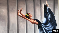 Una bailarina de ballet, personajes que más retrata en sus obras y quienes son su fuente de inspiración. FOTO: Johan Reyes, VOA.