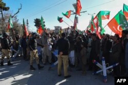 کوئٹہ میں ریٹرننگ آفیسر کے دفتر کے باہر پاکستان تحریک انصاف اور دیگر پارٹیوں کے ارکان احتجاج کرتے ہوئے الیکشن میں دھاندلی کے الزامات لگا رہے ہیں۔ 9 فروری 2024
