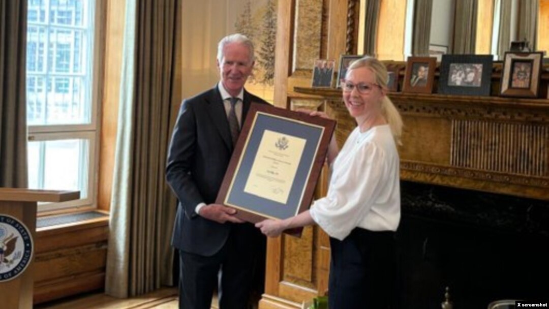 La periodista Jessikka Aro recibe el premio Ambassador Hickey Woman of Courage en la Embajada de Estados Unidos en Finlandia en esta imagen de X publicada el 7 de junio de 2024.