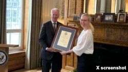 La periodista Jessikka Aro recibe el premio Ambassador Hickey Woman of Courage en la Embajada de Estados Unidos en Finlandia en esta imagen de X publicada el 7 de junio de 2024.