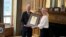 La periodista Jessikka Aro recibe el premio Ambassador Hickey Woman of Courage en la Embajada de Estados Unidos en Finlandia en esta imagen de X publicada el 7 de junio de 2024.