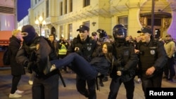 Полиция задерживает протестующих на улицах Москвы, сентябрь 2022