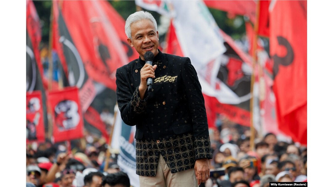 Ganjar Pranowo, calon presiden dari PDIP, menyampaikan pidatonya saat kampanye di Benteng Vastenburg Surakarta, Jawa Tengah, 10 Februari 2024. (Foto: REUTERS/Willy Kurniawan)