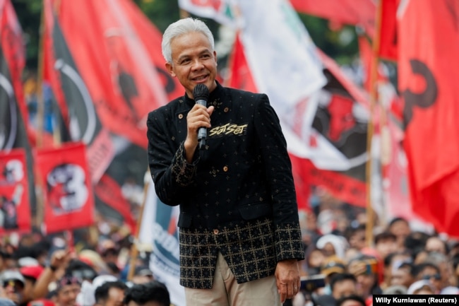 Ganjar Pranowo, calon presiden dari PDIP, menyampaikan pidatonya saat kampanye di Benteng Vastenburg Surakarta, Jawa Tengah, 10 Februari 2024. (Foto: REUTERS/Willy Kurniawan)