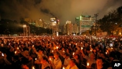 ARCHIVO - Vigilia con velas para las víctimas de la represión del gobierno chino hace 30 años contra los manifestantes en la Plaza Tiananmen de Beijing en el Parque Victoria en Hong Kong, el 4 de junio de 2019.
