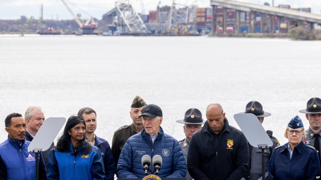 拜登总统访问马里州巴尔的摩，承诺支持被货轮撞毁的弗朗西斯·斯科特·基大桥。(2024年4月5日)(photo:VOA)