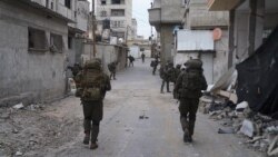 Pasukan Israel melakukan operasi darat di Jalur Gaza di tengah pertempuran yang sedang berlangsung antara Israel dan kelompok militan Palestina Hamas.