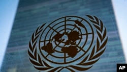 资料照片：联合国秘书处大楼外的联合国标识。(2022年2月28日)