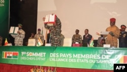 Le chef du gouvernement militaire du Niger, le général Tiani (au centre), le colonel malien Assimi Goita (à g.) et le capitaine burkinabé Ibrahim Traore (à dr.) lors de leur premier sommet à Niamey, le 6 juillet 2024.