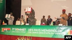 Le colonel malien Assimi Goïta, le général nigérien Abdourahamane Tiani et le le capitaine burkinabè Ibrahim Traoré réunis lors du premier sommet de l'Alliance des États du Sahel.