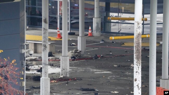 Se observan los escombros esparcidos dentro de la plaza de aduanas en el cruce fronterizo del Puente Rainbow, el miércoles 22 de noviembre de 2023, en Niagara Falls, Nueva York.