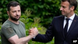 Ukraine President Volodymyr Zelenskyy, left, and France's President Emmanuel Macron (File Photo)