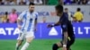 El argentino Lionel Messi mueve el balón durante los cuartos de final de la Copa América. 