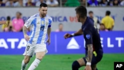 El argentino Lionel Messi mueve el balón durante los cuartos de final de la Copa América. 