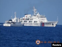 Sebuah kapal Penjaga Pantai China diduga menghalangi kapal Penjaga Pantai Filipina di Laut China Selatan yang disengketakan, 30 Juni 2023. (Foto: via Reuters)