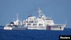 Kapal Penjaga Pantai China diduga menghalangi kapal Penjaga Pantai Filipina di Laut China Selatan yang disengketakan, 30 Juni 2023. (Foto: via Reuters)