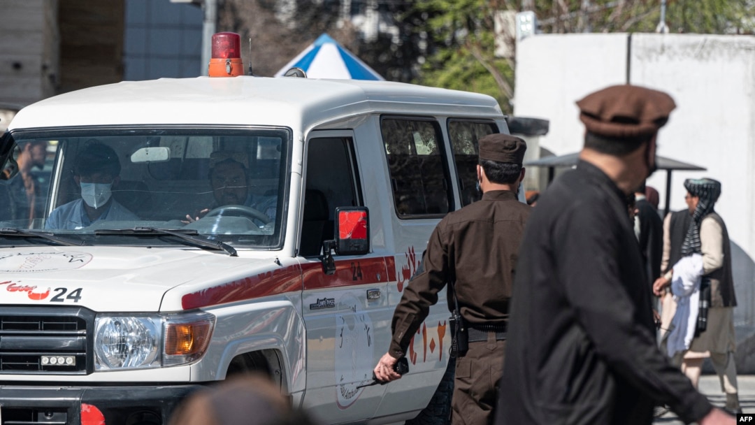 Ambulans membawa korban dari dekat lokasi serangan bunuh diri di Kabul, 27 Maret 2023. Serangan yang tidak jauh dari kementerian luar negeri Afghanistan itu menewaskan enam warga sipil dan melukai beberapa lainnya.