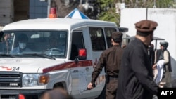 Ambulans membawa korban dari dekat lokasi serangan bunuh diri di Kabul, 27 Maret 2023. Serangan yang tidak jauh dari kementerian luar negeri Afghanistan itu menewaskan enam warga sipil dan melukai beberapa lainnya.