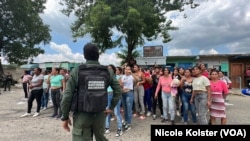 Familiares de detenidos en cárcel de Venezuela.
