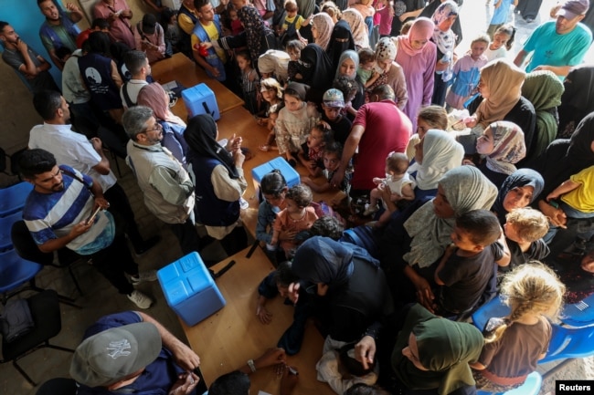 Palestinians gather for a polio vaccination campaign, at a United Nations healthcare center in Deir Al-Balah in the central Gaza Strip, September 1, 2024. (REUTERS/Ramadan Abed)