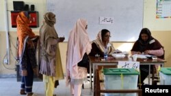 ပါကစ္စတန်နိုင်ငံ အစ္စလာမ်မာဘတ်မြို့ မဲရုံတရုံမှာ မဲပေးဖို့စာရင်းပေးနေကြသူများ (ဖေဖော်ဝါရီ ၈၊ ၂၀၂၄)
