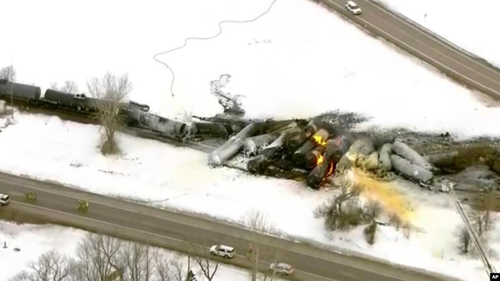Esta foto proporcionada por KSTP, el personal de emergencia responde a la escena del descarrilamiento de un tren la madrugada del jueves 30 de marzo de 2023 en Raymond, Minnesota, EEUU.