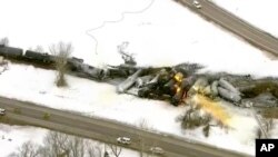 Esta foto proporcionada por KSTP, el personal de emergencia responde a la escena del descarrilamiento de un tren la madrugada del jueves 30 de marzo de 2023 en Raymond, Minnesota, EEUU.