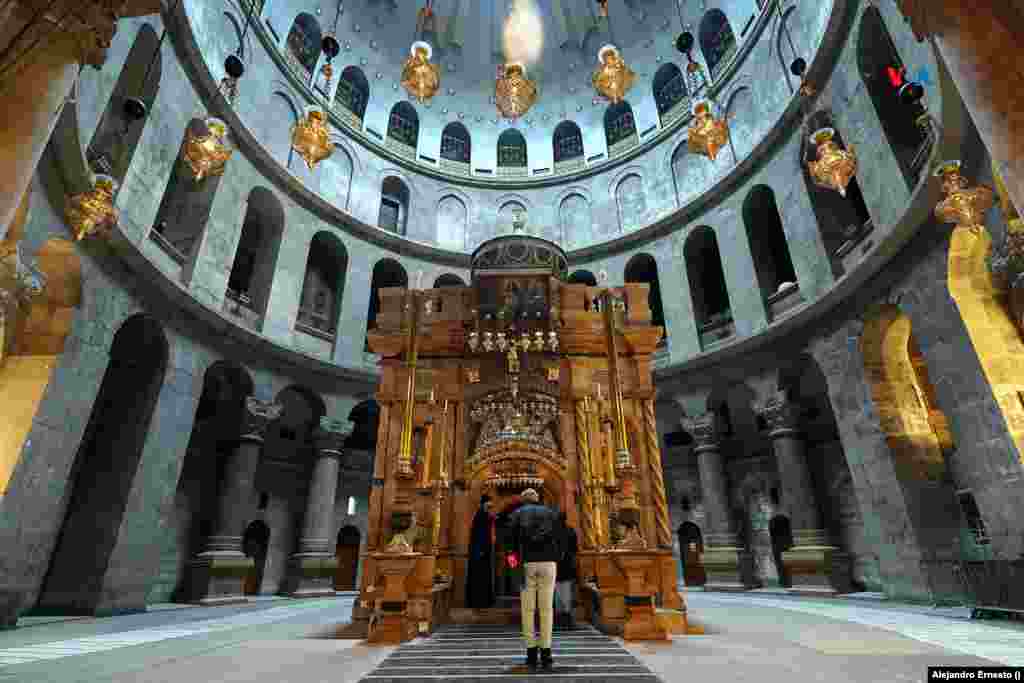 Dos personas hacen cola para entrar al Edículo del Santo Sepulcro, el lugar donde se conserva la tumba de Jesús.