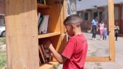 Proyecto de minibibliotecas en Caracas impulsa lectura entre niños