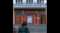 蒙古选民在议会选举中投票