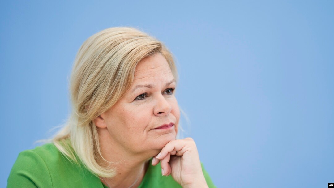 Menteri Dalam Negeri Jerman Nancy Faeser memberi pengarahan kepada media usai rapat kabinet pemerintah Jerman di Berlin, Jerman, Rabu, 23 Agustus 2023. Menteri Dalam Negeri Jerman Nancy Faeser melarang kelompok neo-Nazi "Hammerskins Germany". (AP/Markus Schreiber, File)
