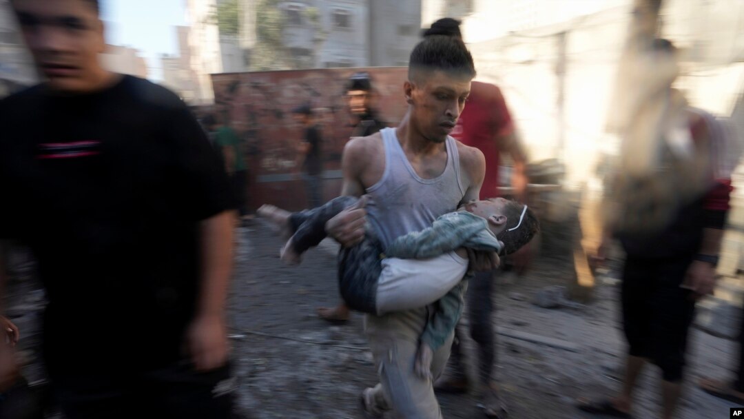 Palestinos evacuan a los sobrevivientes después de los ataques aéreos israelíes contra edificios en Deir al Balah, Franja de Gaza, el 7 de noviembre de 2023.