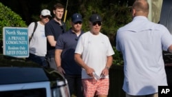 Presiden AS Joe Biden berjalan menuju kendaraannya setelah mengunjungi pantai Rehoboth, Delaware, pada 28 Agustus 2024. (Foto: AP/Manuel Balce Ceneta)