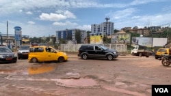 Dégradation avancée de la route au lieu-dit carrefour Tropicana à Yaoundé le 06 avril 2024, (VOA/Emmanuel Jules Ntap)