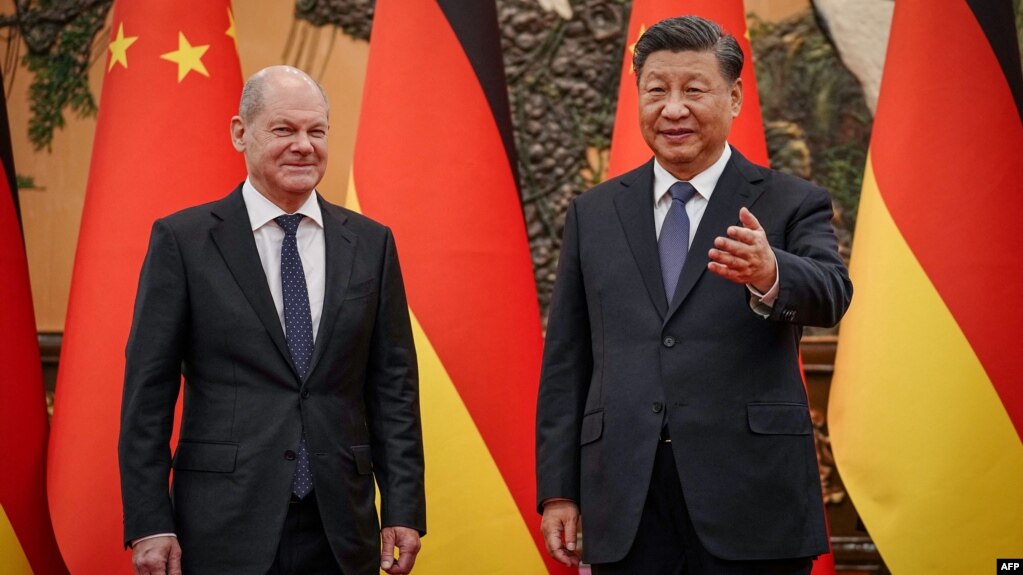 Rais wa China Xi Jinping (kulia) alipomkaribisha kansela wa Ujerumani Olaf Scholz huko Beijing Novemba 4, 2022. Picha na Kay Nietfeld / POOL / AFP.