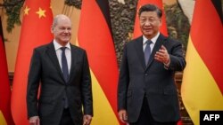 Rais wa China Xi Jinping (kulia) alipomkaribisha kansela wa Ujerumani Olaf Scholz huko Beijing Novemba 4, 2022. Picha na Kay Nietfeld / POOL / AFP.