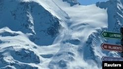 Pemandangan dari longsoran salju yang terjadi di dekat gletser Armancette di pengunungan Alpen, Prancis. Foto diambil dari Gunung Joux, Prancis, pada 9 April 2023. (Foto: Twitter @jpclement38 via Reuters)