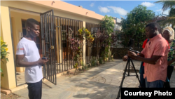 Hasmane Alfa participates in community video training led by h2n Association, a nongovernmental organization offering community-based communication, to change social norms and behaviors in Cabo Delgado, Mozambique. (h2n Association)