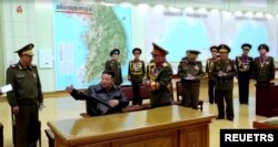 10일 김정은 북한 국무위원장이 김정일군정대학을 시찰 중이다. 뒤쪽 벽면에 '괴뢰한국지역 주요도로'라고 적히 대한민국 대형 지도가 걸려 있다.
