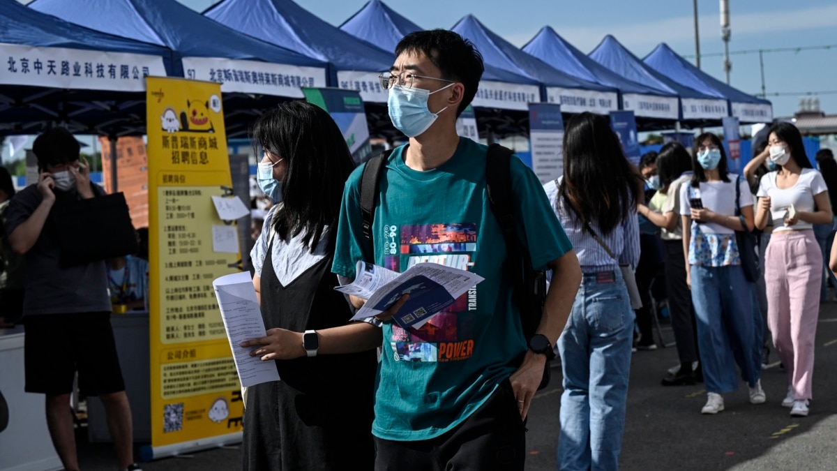 中国大学生毕业即失业 为防社会动乱 高校备受政治压力