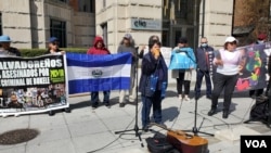 La ex legisladora estatal de Maryland Ana Sol Gutiérrez, durante protesta frente a sede diplomática salvadoreña en Washington, el 28 de marzo de 2023, urgió explicar a los salvadoreños en EEUU lo que está sucediendo en el país. [Foto: Tomás Guevara, VOA]